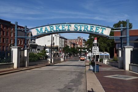 PHILADELPHIA, PENNSYLVANIA, USA - JUNE 26, 2019: Arch marking Market Street at the entrance to Old Town Philadelphia, where the Liberty Bell is housedのeditorial素材