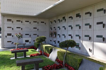 LOS ANGELES, CA/USA - MARCH 15, 2019:  Benches in front of Marilyn Monroeâs Grave (one of the darker ones) at Pierce Brothers Morturaryのeditorial素材