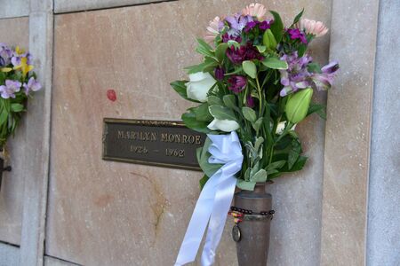 LOS ANGELES, CA/USA - MARCH 15, 2019: Lipstick on Marilyn Monroeâs tomb at Pierce Brothers Memorial Parkのeditorial素材