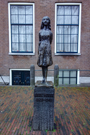 Dec 20, 2017 - Statue of Ann Frank by Marie Andriessen outside the Westerkerk, Grachtengordel, Amsterdam, Netherlandsのeditorial素材