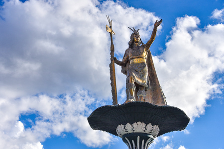 Statue of the Inca 'Pachacuti' in the Plaza de Armas, Cusco, Peru.のeditorial素材