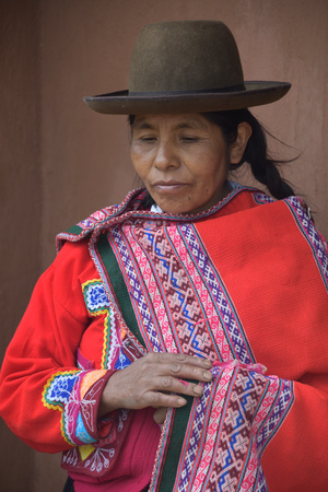 Sacred Valley, Cusco, Peru - Oct 13, 2018: An indigenous Quechua lady in the Yachaq community of Janac Chuquibambaのeditorial素材