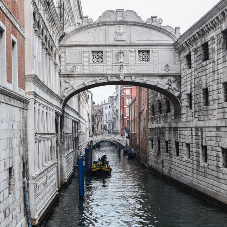 Venice, Italy - 15 Nov, 2022: Bridge of Sighs, or Ponte de Suspiri, and the Doges Palaceのeditorial素材