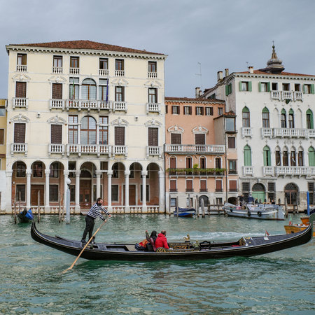 Nov 14, 2022: Venice, Italy - Gondolier carrying tourists on the Venetian Grand Canalのeditorial素材