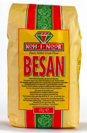 Coventry, West Midlands, UK - May 18, 2020: Bag of Koh-I-Noor brand gram besan flour unopened on an isolated white backgroundのeditorial素材