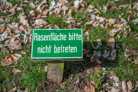 Close-up rasenflaeche please do not enter, please do not walk on the meadow, grass, german prohibition signの写真素材