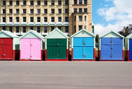 A photography of colorful houses at the beach in Brightonの写真素材