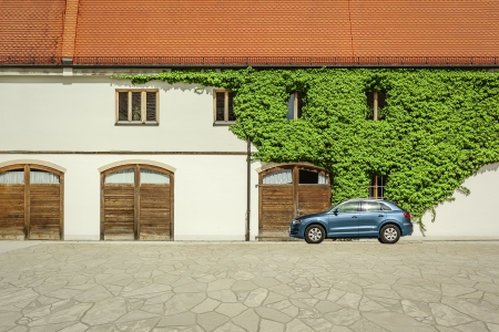 An image of a SUV car in front of a big house with a wine plantのeditorial素材