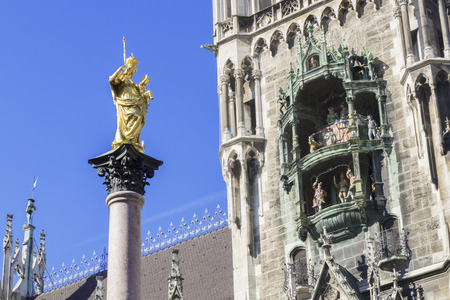 An image of the golden Maria statue in Munich with the city hallの写真素材