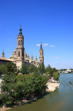 El Pilar basilica by the Ebro River (Zaragoza, Spain)の写真素材