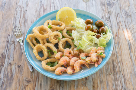 Fried squid rings and shrimps