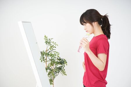 Young woman staying hydrated during sportの写真素材