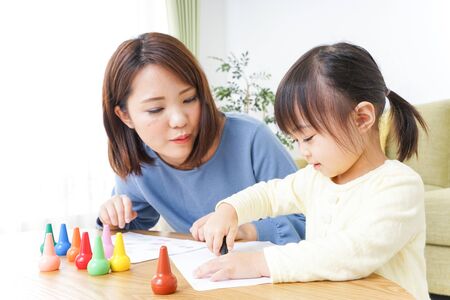 A parent and child painting a pictureの写真素材