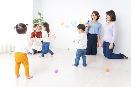 Business women taking children to and from kindergartenの写真素材