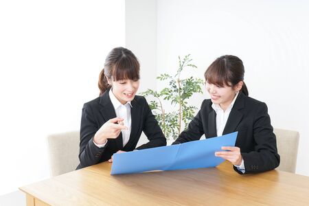 Businesswomen meeting imageの写真素材