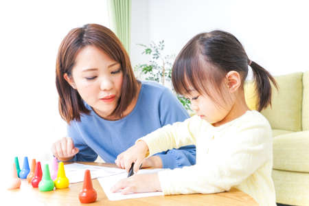 A parent and child painting a pictureの写真素材
