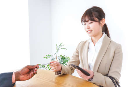 Businesswoman paying by credit cardの写真素材