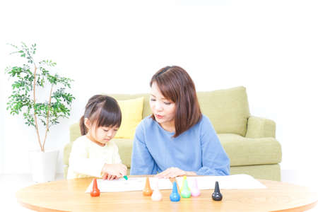 A parent and child painting a pictureの写真素材