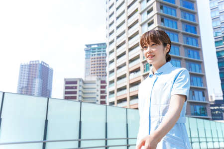 Nurse walking outdoor imageの写真素材