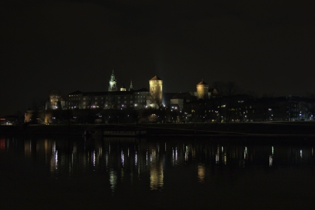 Photo Wawel Castle in Krakow, Poland at Wisla river in reflectionの写真素材