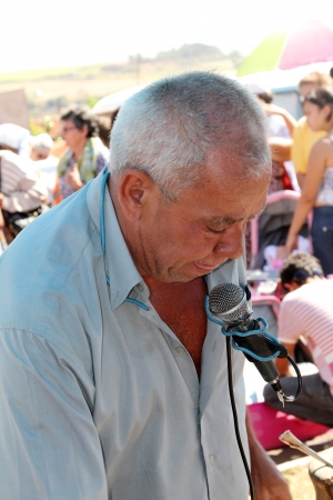 MARACAI, SAO PAULO BRAZIL - AUGUST 26  An unidentified man street vendor at the annual religious pilgrimage of  Menino da Tabua  festival that attracts 15 000 visitors by year on August 26, 2012 in Maracai, Sao Paulo, Brazil のeditorial素材