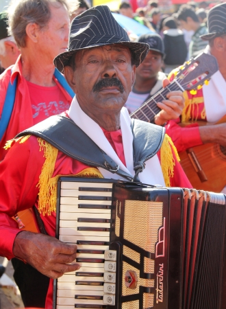 MARACAI, SAO PAULO BRAZIL - AUGUST 26  An unidentified musician at the annual religious pilgrimage of  Menino da Tabua  festival that attracts 15 000 visitors by year on August 26, 2012 in Maracai, Sao Paulo, Brazil のeditorial素材