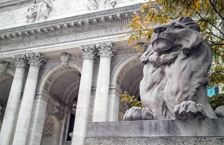 Lion Statue New York Public Library Manhattanのeditorial素材
