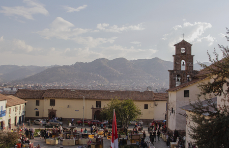 Foto de Cuzco, Peru - September 8, 2018: An unidentified group of tourists at exposition of handcrafts and arts. San Blas Church near Plaza de Armas. - Imagen libre de derechos