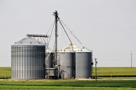 A grain silo sits in the empty plains of Texasのeditorial素材