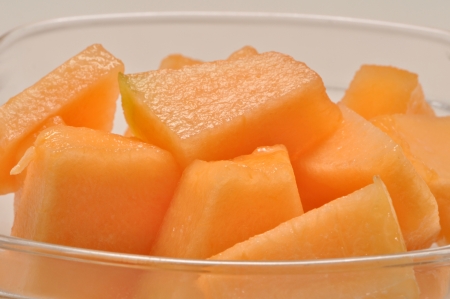 Sliced chunks of cantaloupe sit in a glass bowlの写真素材
