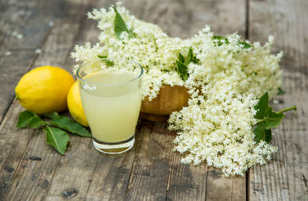 Fresh elderflower and lemon lemonade or cordial , healthy antioxidant homemade fermented juice with fresh lemons and flowersの写真素材