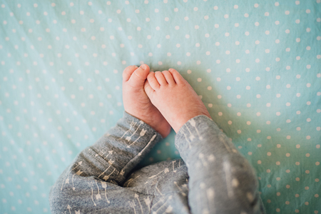 Little feet Newbornの写真素材