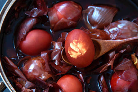 Naturally colored Easter eggs with onion skin. Non-toxic coloring of Easter eggs.の写真素材