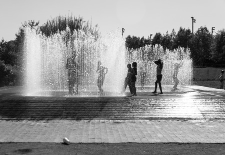 Children playing with water black and white. Contrast light. Brooklyn parkのeditorial素材