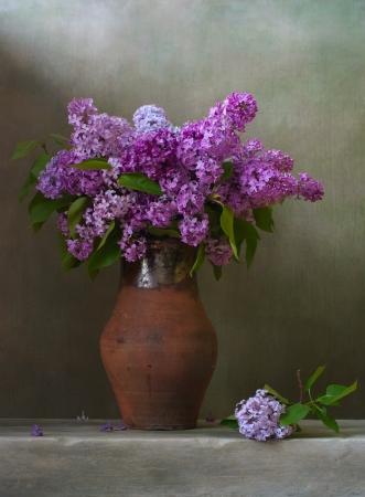 Bouquet of lilacs in a brown jugの写真素材