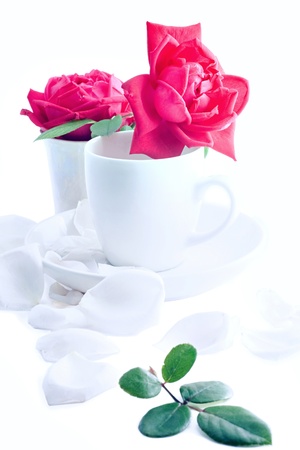 white cup of coffee with red roses の写真素材
