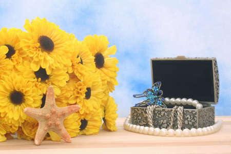 Vintage Jewelry Box With Pearl Necklace and Flowersの写真素材