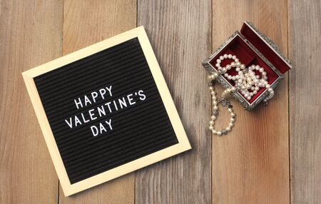 Happy Valentines Day Sign With Pearls in Jewelry Boxの写真素材
