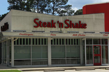 Tyler, TX - May 15, 2019: Abandoned Steak n Shake Restaurant located on University Blvd in Tyler TXのeditorial素材
