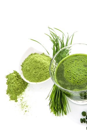 Green natural superfood  Detox  Healthy living  Wheatgrass, chlorella spirulina  Ground powder, pills, green juice and blades の写真素材