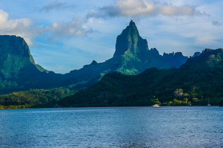 Moorea, French Polynesia: 09/03/2018: Beautiful landscape of the green mountains in Moorea, French Polynesiaのeditorial素材