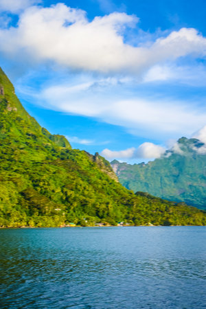 Moorea, French Polynesia: 09/03/2018: Beautiful landscape of the green mountains in Moorea, French Polynesiaのeditorial素材