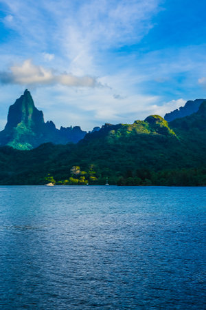 Moorea, French Polynesia: 09/03/2018: Beautiful landscape of the green mountains in Moorea, French Polynesiaのeditorial素材