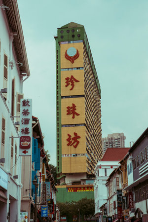Singapore - May 03, 2019 - Chinatown in Singapore, the famous place for tourists to visit many shops and street food. Inexpensive food stalls are numerous in the city so Singaporeans dine outのeditorial素材