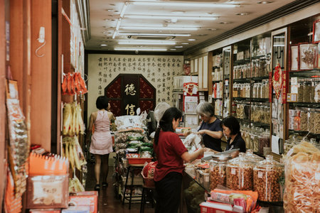 Singapore - May 03, 2019 - Chinatown in Singapore, the famous place for tourists to visit many shops and street food. Inexpensive food stalls are numerous in the city so Singaporeans dine outのeditorial素材