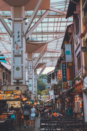 Singapore - May 03, 2019 - Chinatown in Singapore, the famous place for tourists to visit many shops and street food. Inexpensive food stalls are numerous in the city so Singaporeans dine outのeditorial素材