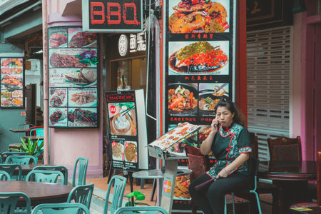 Singapore - May 03, 2019 - Chinatown in Singapore, the famous place for tourists to visit many shops and street food. Inexpensive food stalls are numerous in the city so Singaporeans dine outのeditorial素材
