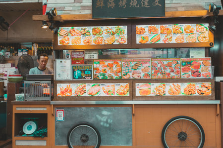 Singapore - May 03, 2019 - Chinatown in Singapore, the famous place for tourists to visit many shops and street food. Inexpensive food stalls are numerous in the city so Singaporeans dine outのeditorial素材