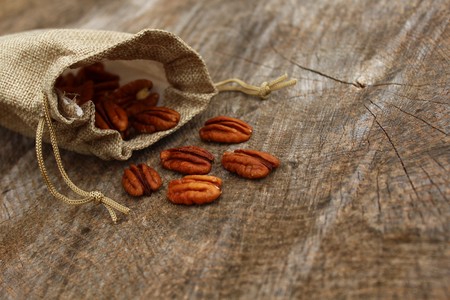 Pecans in jute sackの写真素材
