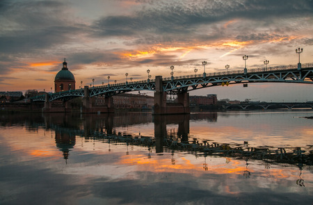 Sunset in Toulouse with the bridge Saint Pierre reflected in the waters of the river Garonneの写真素材